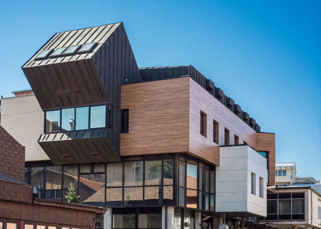 Sindeliceva-31-poslovna-zgrada-pogled-sa-ulice-i-bocno